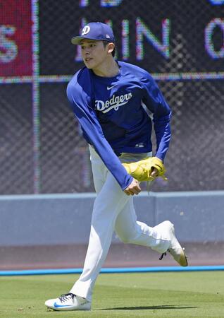 　キャッチボールする佐々木（共同）