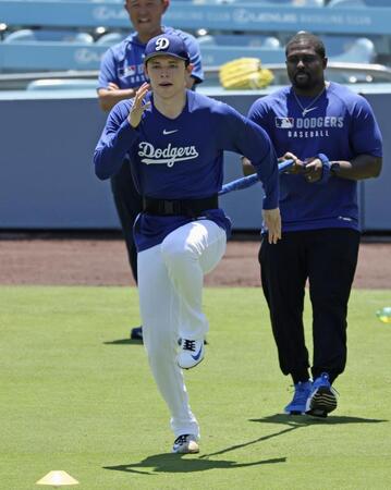 　トレーニングする佐々木（共同）