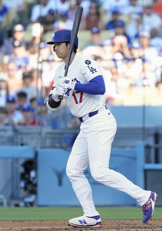 　１回、四球を選ぶ大谷（共同）