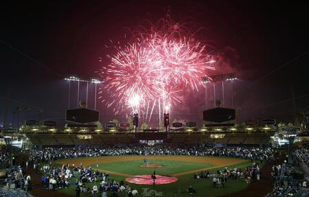 　試合後、ドジャースタジアムで打ち上げられた独立記念日を祝う花火（共同）