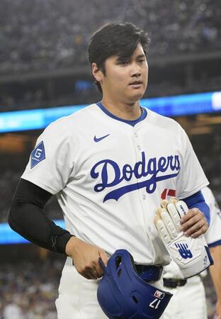 　７回、攻撃が終わりベンチに戻る大谷（共同）