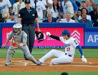 　１回、フリーマンの適時打で生還するドジャース・大谷（共同）