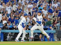 　３回、フリーマンの適時打で生還する大谷（共同）