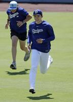 　ダッシュする佐々木（共同）