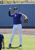 　キャッチボールを終え、スタンドのファンにボールを投げ入れる大谷（共同）