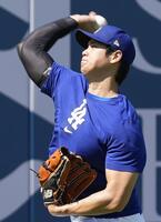 　キャッチボールする大谷（共同）