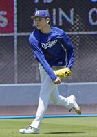 　キャッチボールする佐々木（共同）