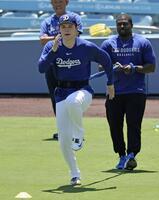 　トレーニングする佐々木（共同）