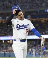 　７回、攻撃が終わりベンチに戻る大谷（共同）