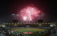 　試合後、ドジャースタジアムで打ち上げられた独立記念日を祝う花火（共同）