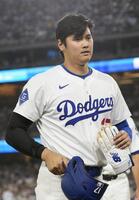 　７回、攻撃が終わりベンチに戻る大谷（共同）