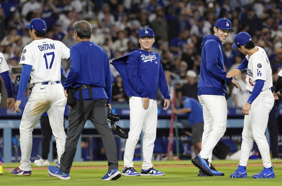 　ホワイトソックスに勝利し、喜ぶドジャースの大谷（１７）、山本（中央）、佐々木（右から２人目）ら（提供・共同通信社）