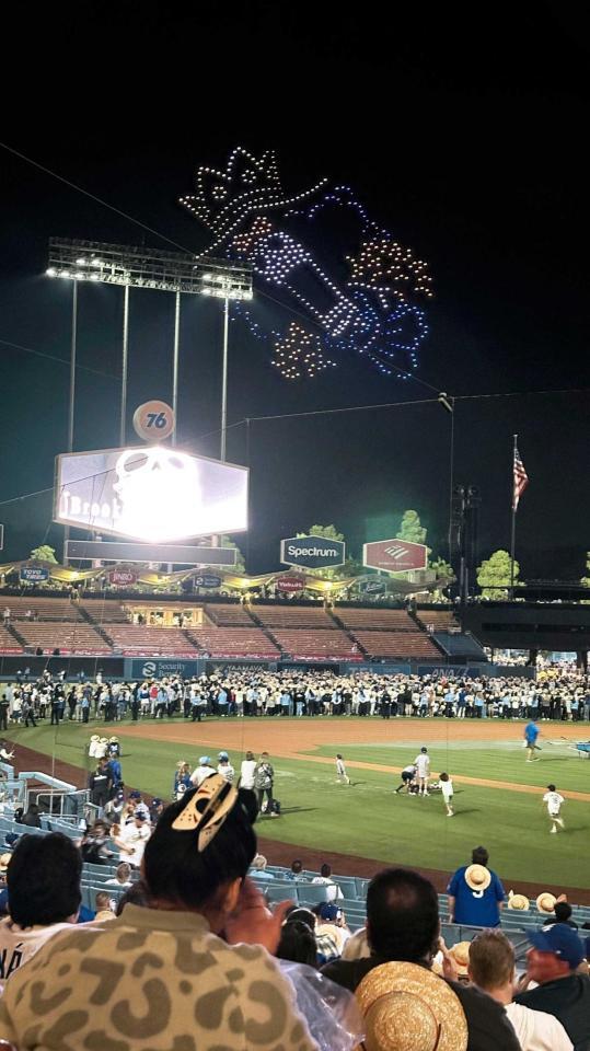 　人気アニメ「ＯＮＥ　ＰＩＥＣＥ」とコラボレーションしたイベントで、試合後に行われたドローン・ショー（共同）