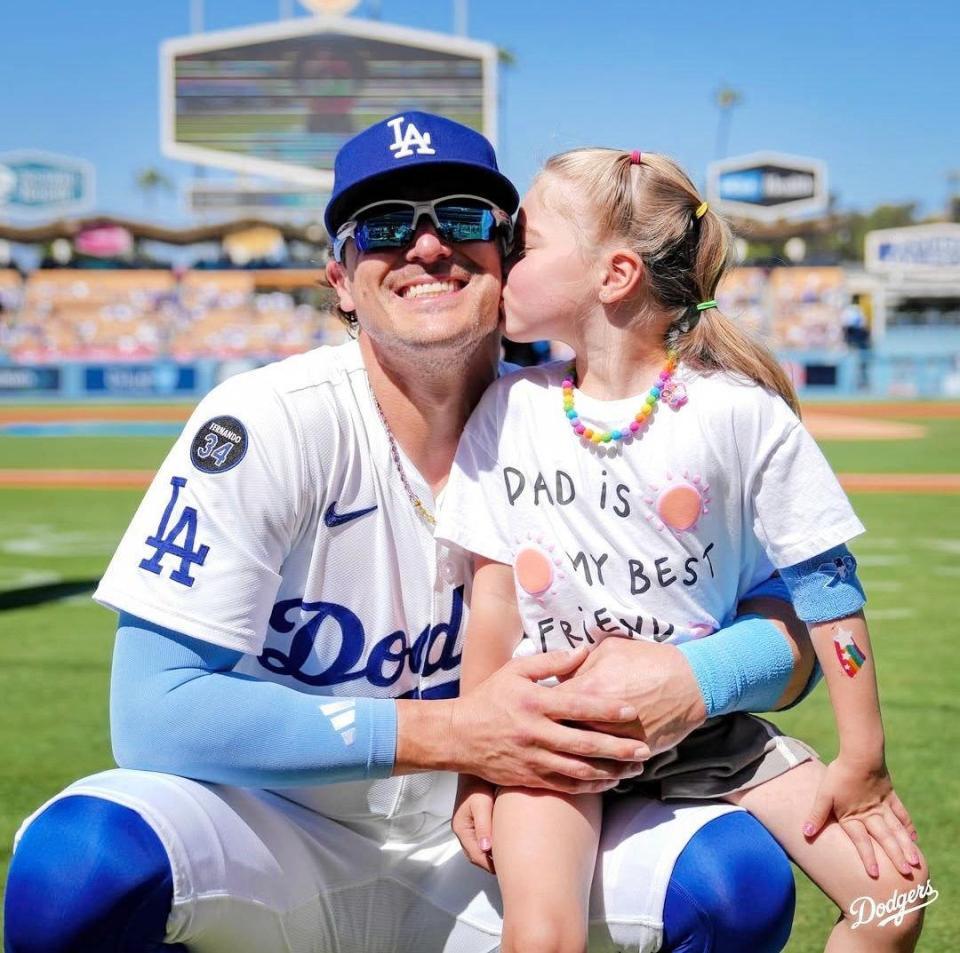 　笑みを浮かべるキケ・ヘルナンデスと長女・ペネロペちゃん（ロサンゼルス・ドジャース提供）