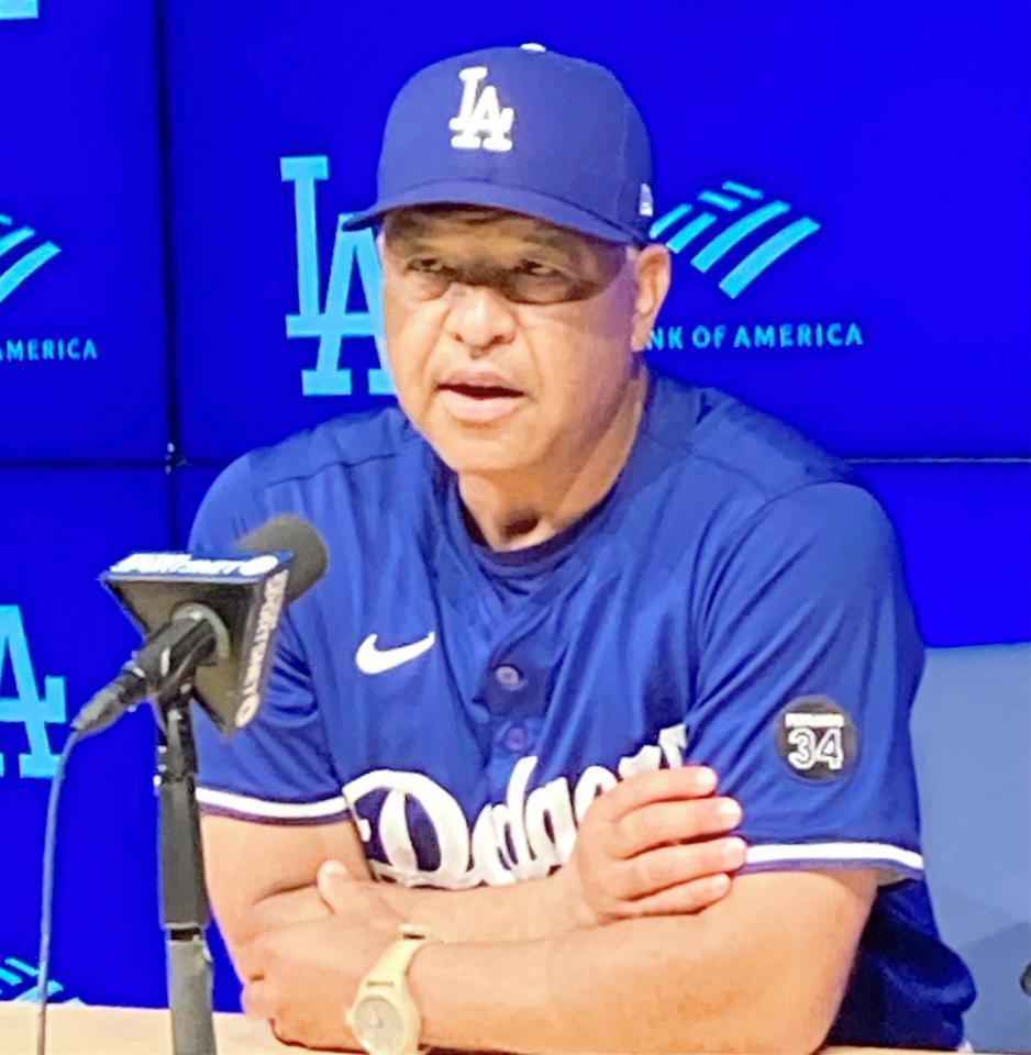 　試合前の会見で先発陣のリハビリ状況について話すロバーツ監督（撮影・小林信行）