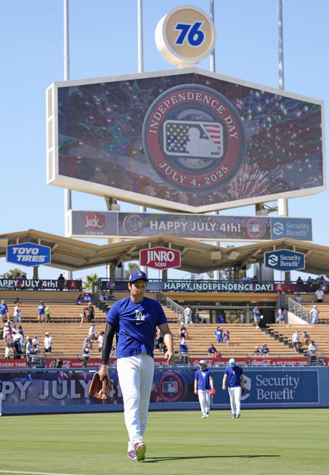 　試合前練習を終え、引き揚げる大谷（共同）
