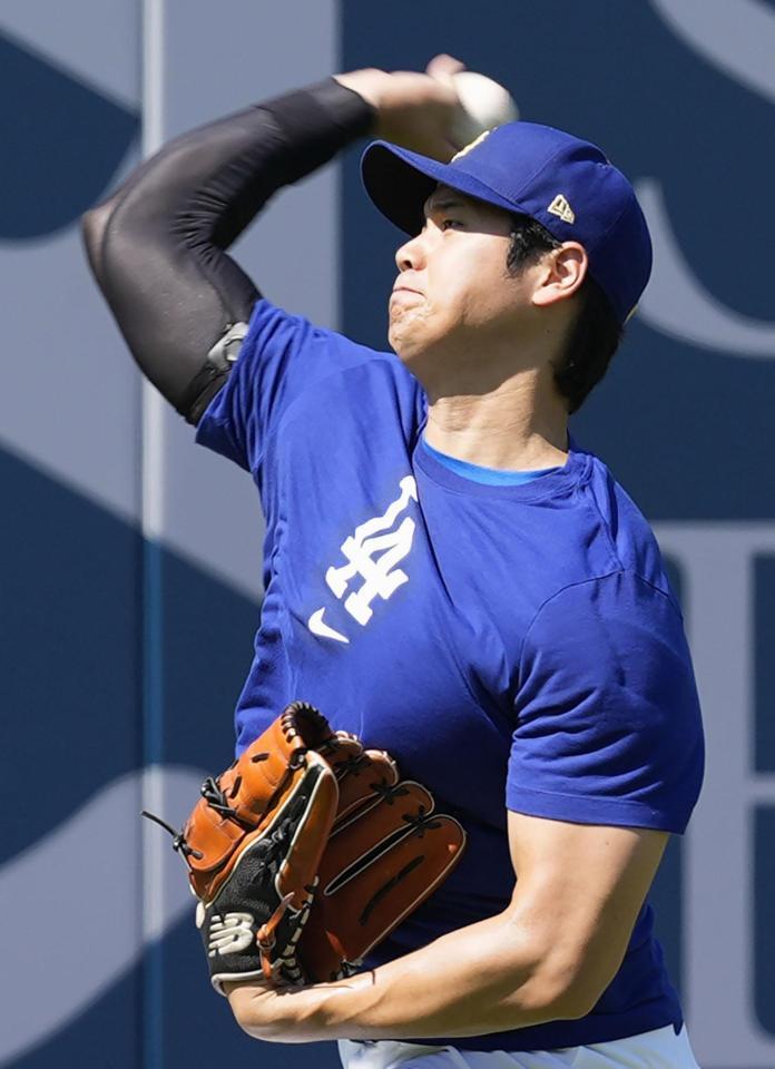 　キャッチボールする大谷（共同）