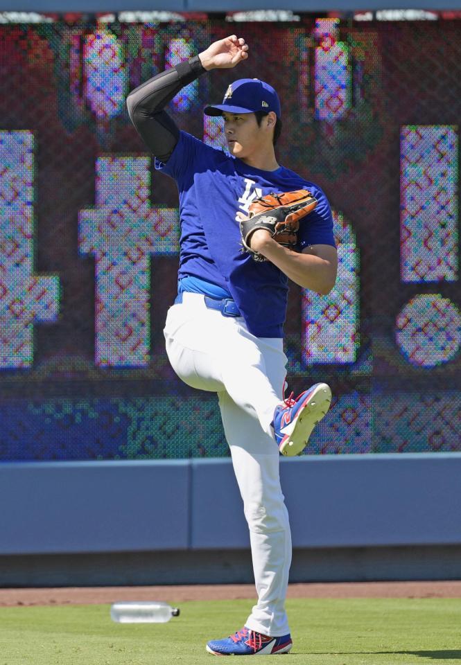 　キャッチボールする大谷（共同）