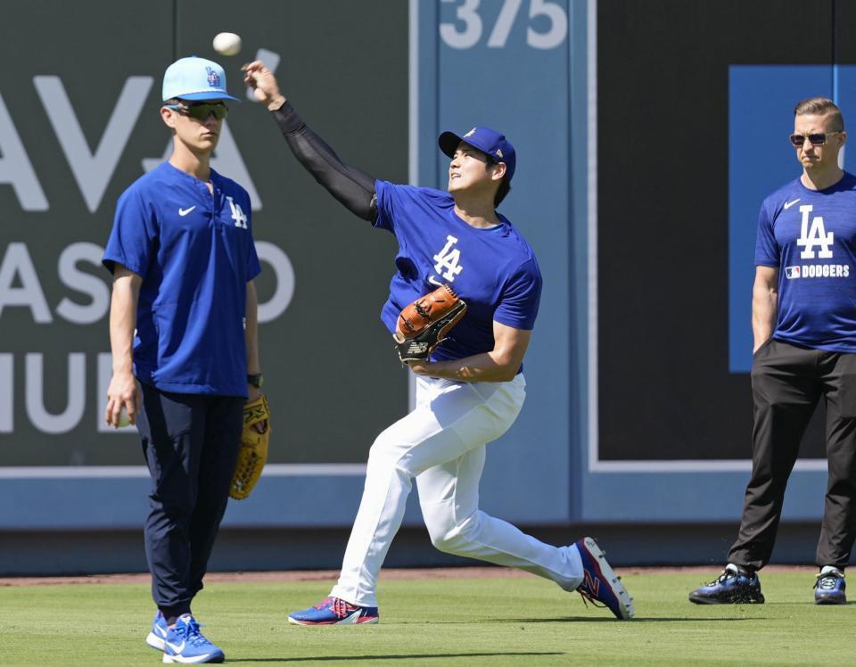 　キャッチボールする大谷（共同）