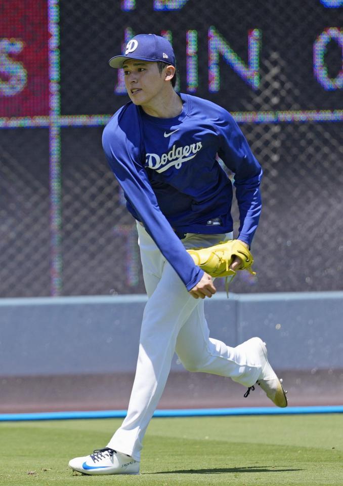 　キャッチボールする佐々木（共同）