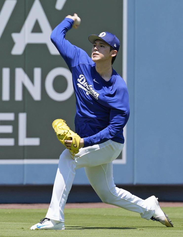 　キャッチボールする佐々木（共同）