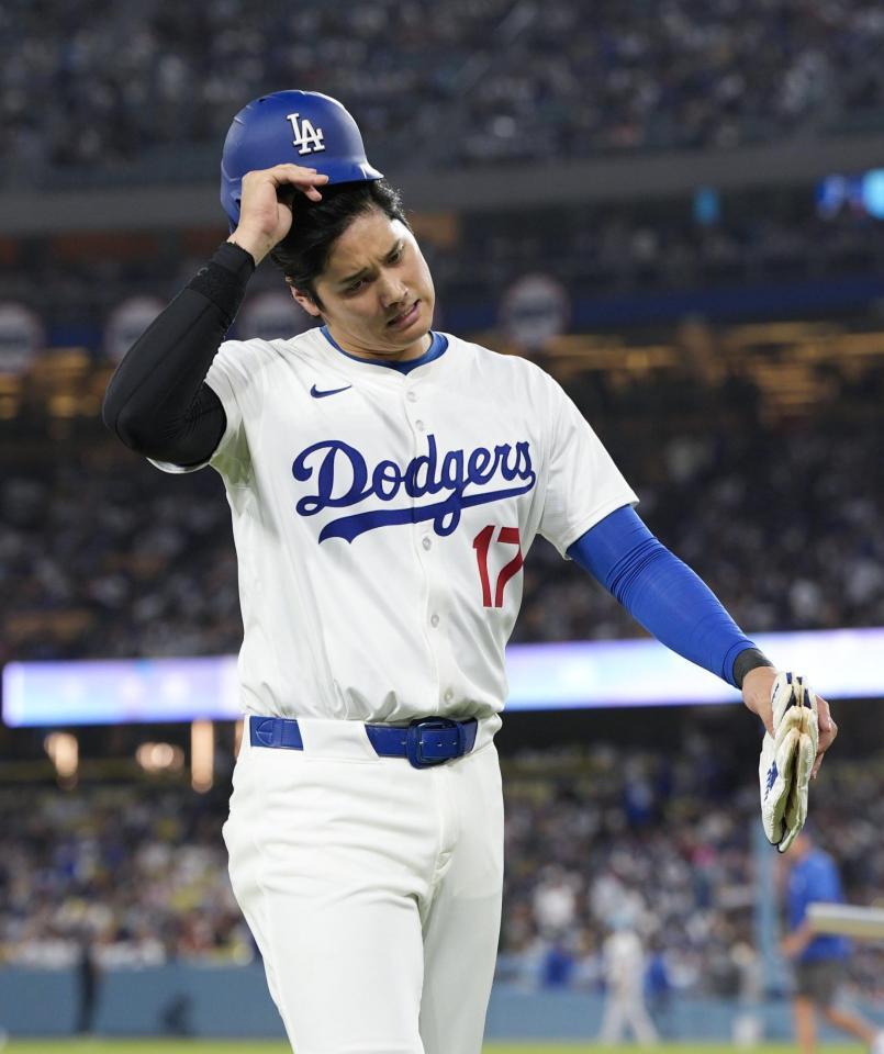 　７回、攻撃が終わりベンチに戻る大谷（共同）