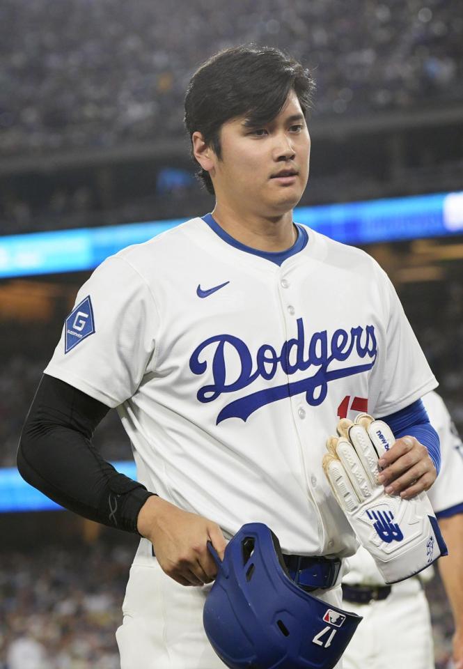 　７回、攻撃が終わりベンチに戻る大谷（共同）