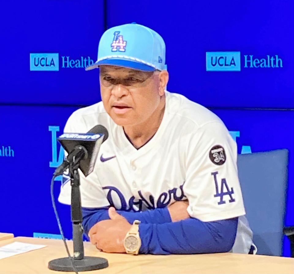 　試合後の会見で質問に答えるロバーツ監督（撮影・小林信行）  