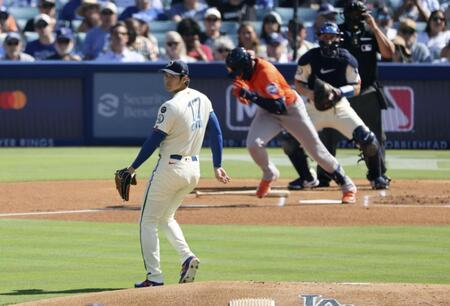 　アストロズ戦の１回、スミスを二ゴロ併殺打に打ち取ったドジャース・大谷＝ロサンゼルス（共同）