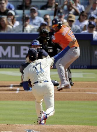 　アストロズ戦に先発登板し、第１球を投じるドジャース・大谷＝ロサンゼルス（共同）