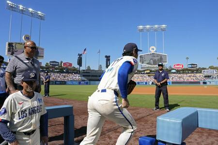 　アストロズ戦で先発登板のマウンドに向かうドジャース・大谷＝ロサンゼルス（共同）