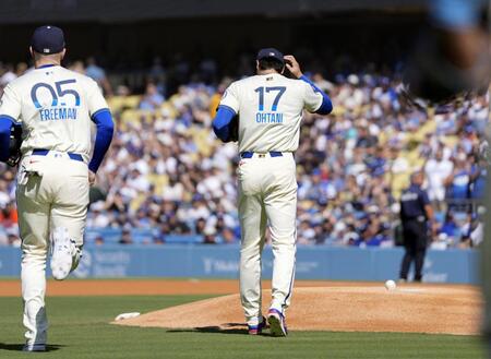 　アストロズ戦で先発登板のマウンドに向かうドジャース・大谷＝ロサンゼルス（共同）