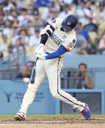 　アストロズ戦の９回、右前打を放つドジャース・大谷＝ロサンゼルス（共同）