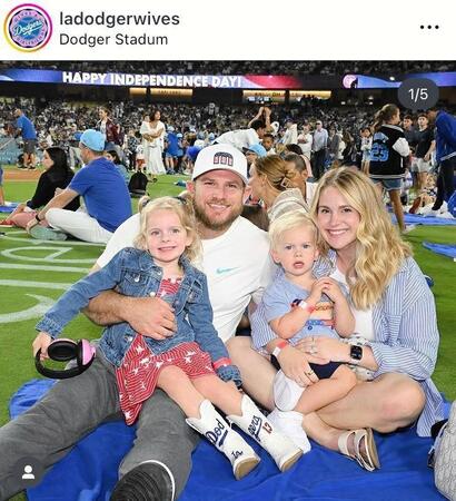 マンシー一家。ドジャースの奥さま会の公式インスタグラム＠ｌａｄｏｄｇｅｒｗｉｖｅｓより