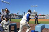 　アストロズ戦で先発登板のマウンドに向かうドジャース・大谷＝ロサンゼルス（共同）