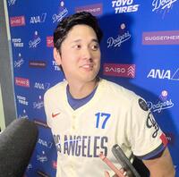 　試合後に取材に応じる大谷翔平（撮影・小林信行）