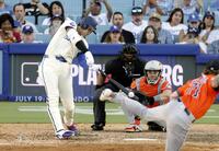 　アストロズ戦の９回、右前打を放つドジャース・大谷。投手ヘイダー＝ロサンゼルス（共同）