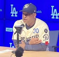 　取材に応じるロバーツ監督（撮影・小林信行）