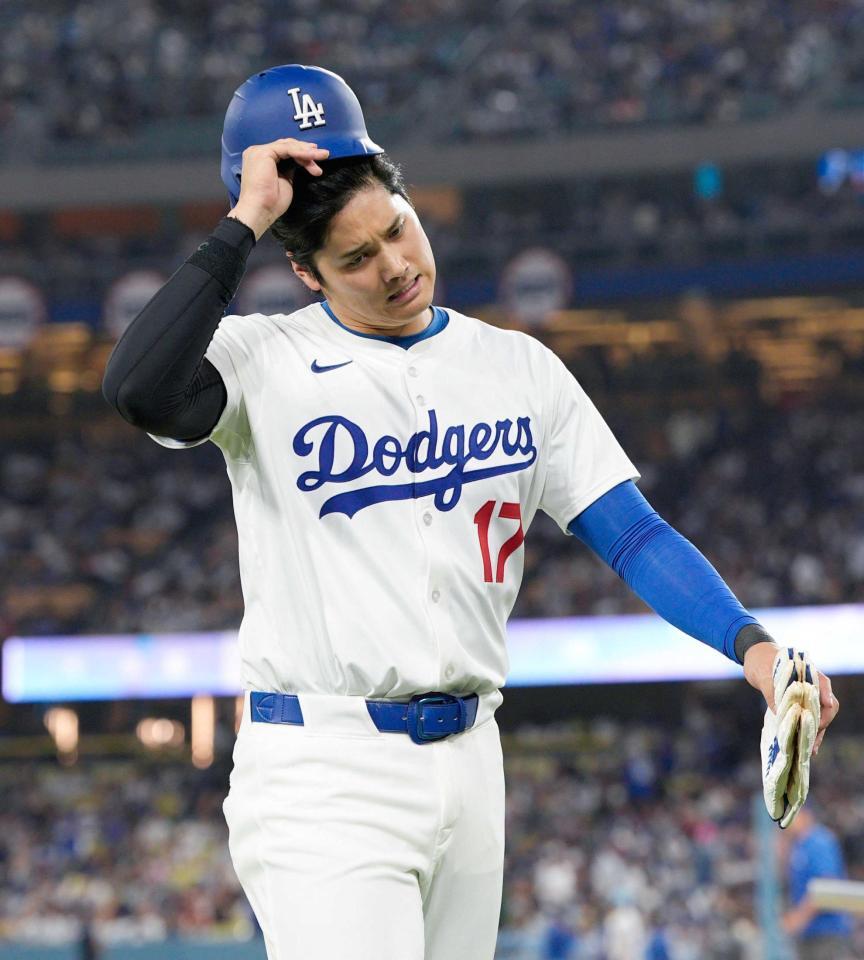 　７回、攻撃が終わりベンチに戻るドジャース・大谷（共同）