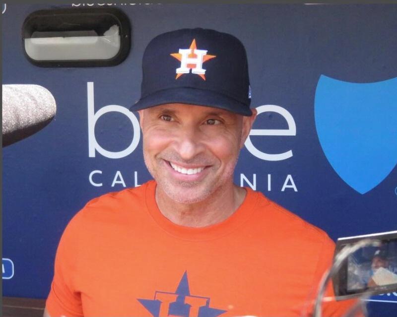 　試合前のベンチで取材に応じるエスパーダ監督（撮影・小林信行）