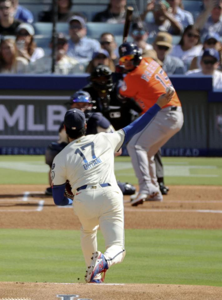　アストロズ戦に先発登板し、第１球を投じるドジャース・大谷＝ロサンゼルス（共同）