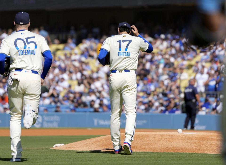 　アストロズ戦で先発登板のマウンドに向かうドジャース・大谷＝ロサンゼルス（共同）