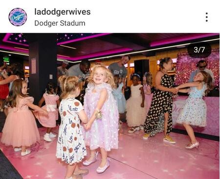 　ドジャース奥様会のインスタグラム（＠ｌａｄｏｄｇｅｒｗｉｖｅｓ）から