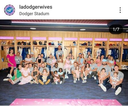 　ドジャース奥様会のインスタグラム（＠ｌａｄｏｄｇｅｒｗｉｖｅｓ）から