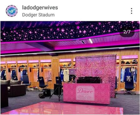 　ドジャース奥様会のインスタグラム（＠ｌａｄｏｄｇｅｒｗｉｖｅｓ）から