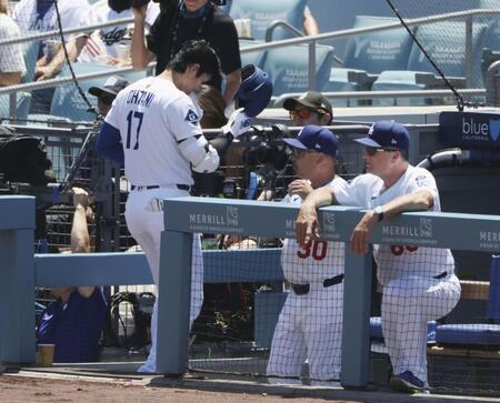 　３回、右飛に倒れベンチに戻る大谷。中央はロバーツ監督（共同）