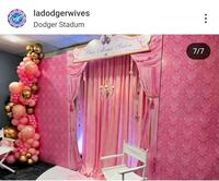 　ドジャース奥様会のインスタグラム（＠ｌａｄｏｄｇｅｒｗｉｖｅｓ）から