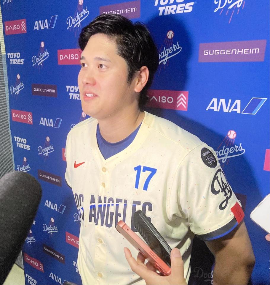 　試合後に取材に応じる大谷翔平（撮影・小林信行）