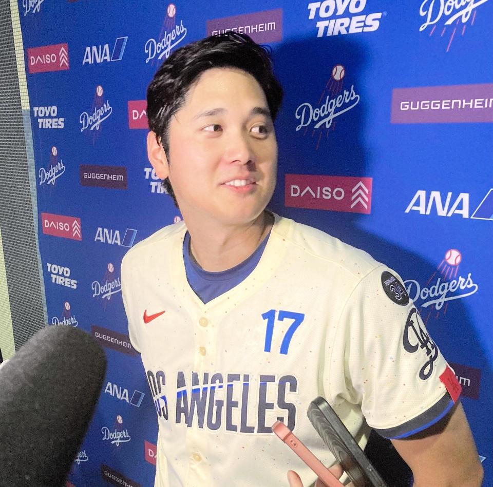 　試合後に取材に応じる大谷翔平（撮影・小林信行）