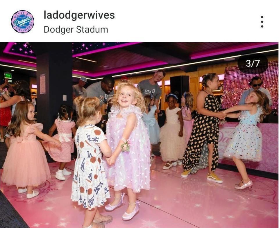 　ドジャース奥様会のインスタグラム（＠ｌａｄｏｄｇｅｒｗｉｖｅｓ）から